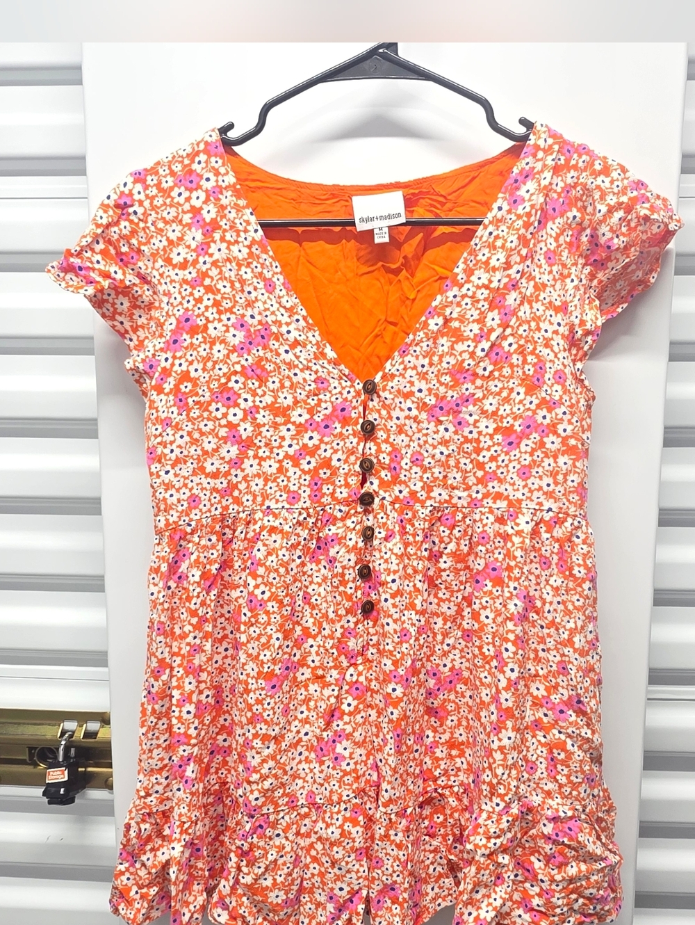 Skylar + Madison Floral Top Button front V-neck Orange Boho Feminine Women Med